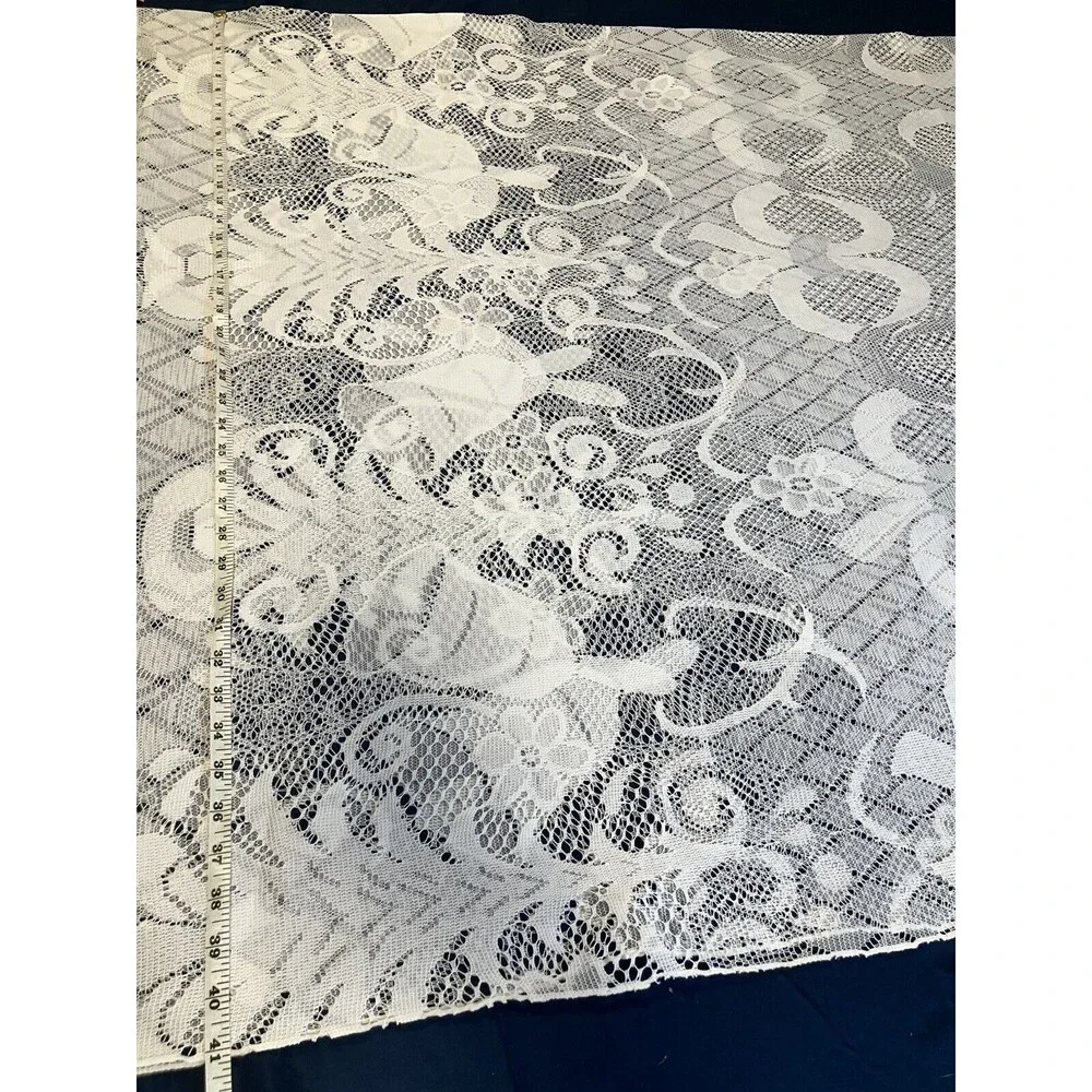 Christmas Lace Table Cloth - White - 82